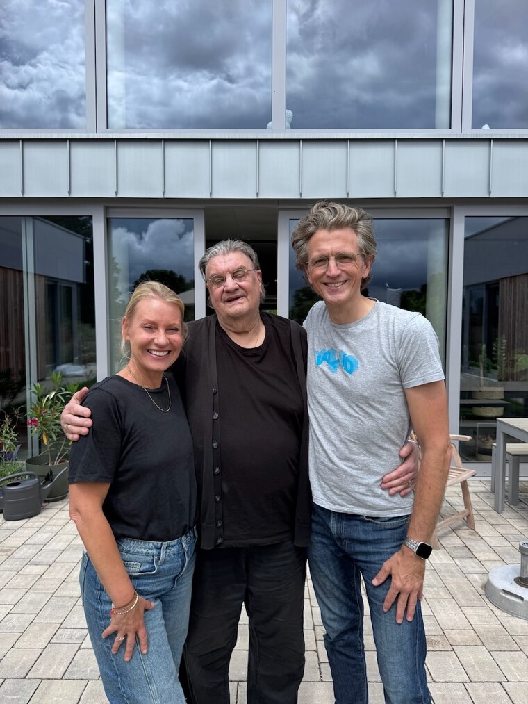 Anke, Klaus und Ben Künkler vor dem Friedrichshof